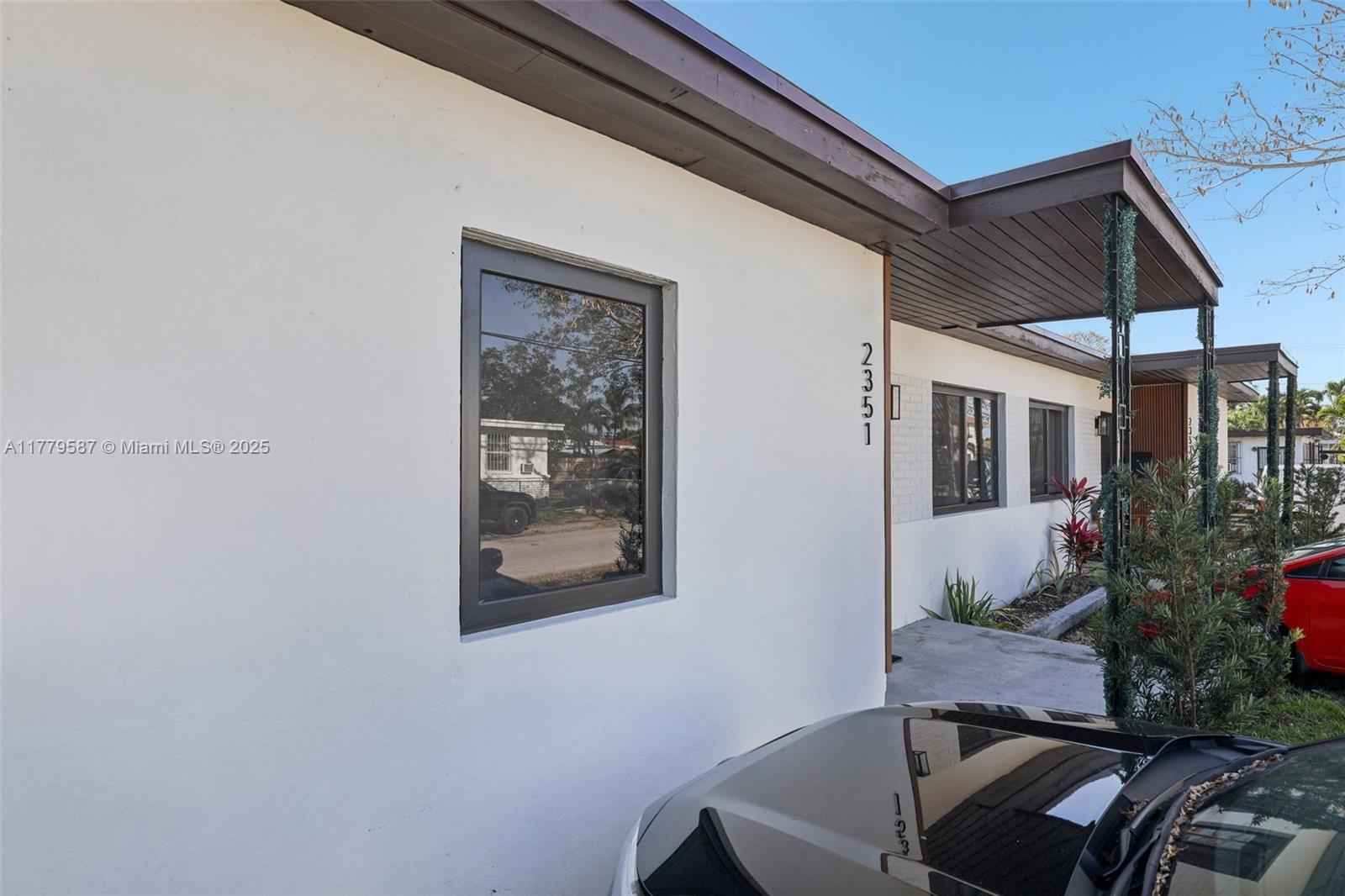 AMND MIAMI SUBURBAN ACRES - Residential Lease