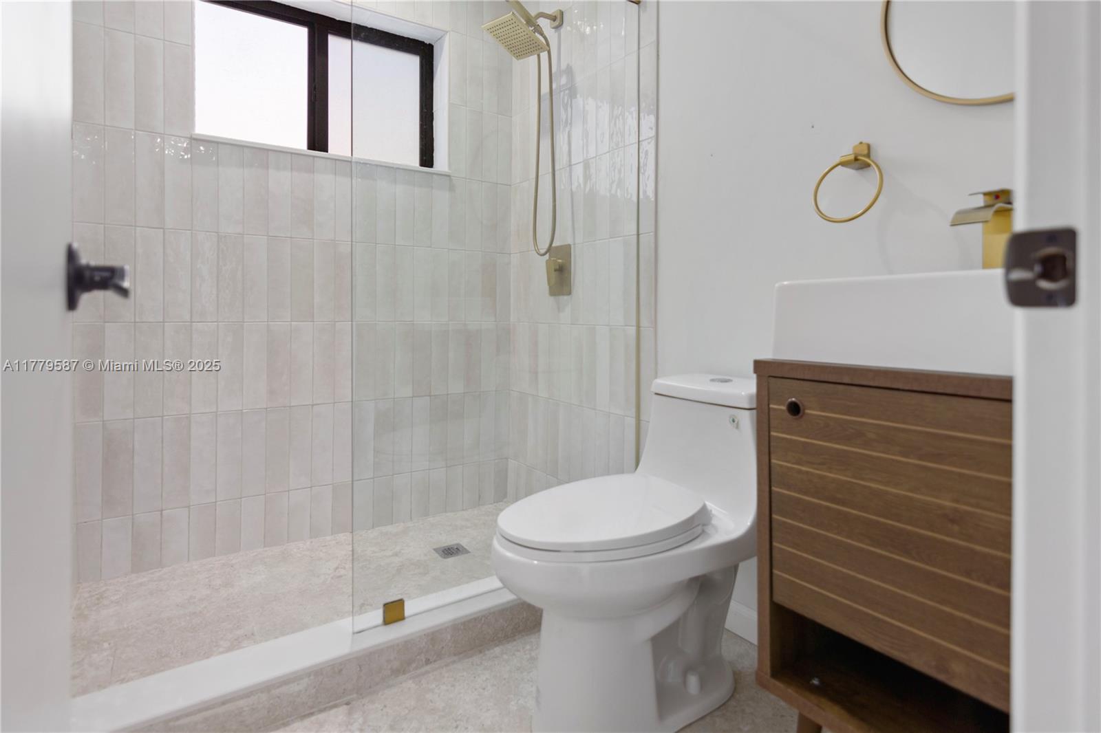 AMND MIAMI SUBURBAN ACRES - Residential Lease