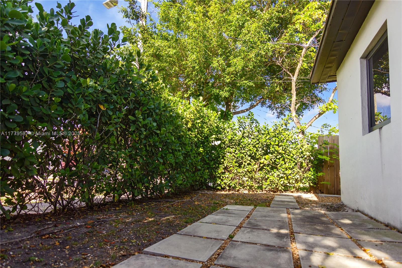 AMND MIAMI SUBURBAN ACRES - Residential Lease