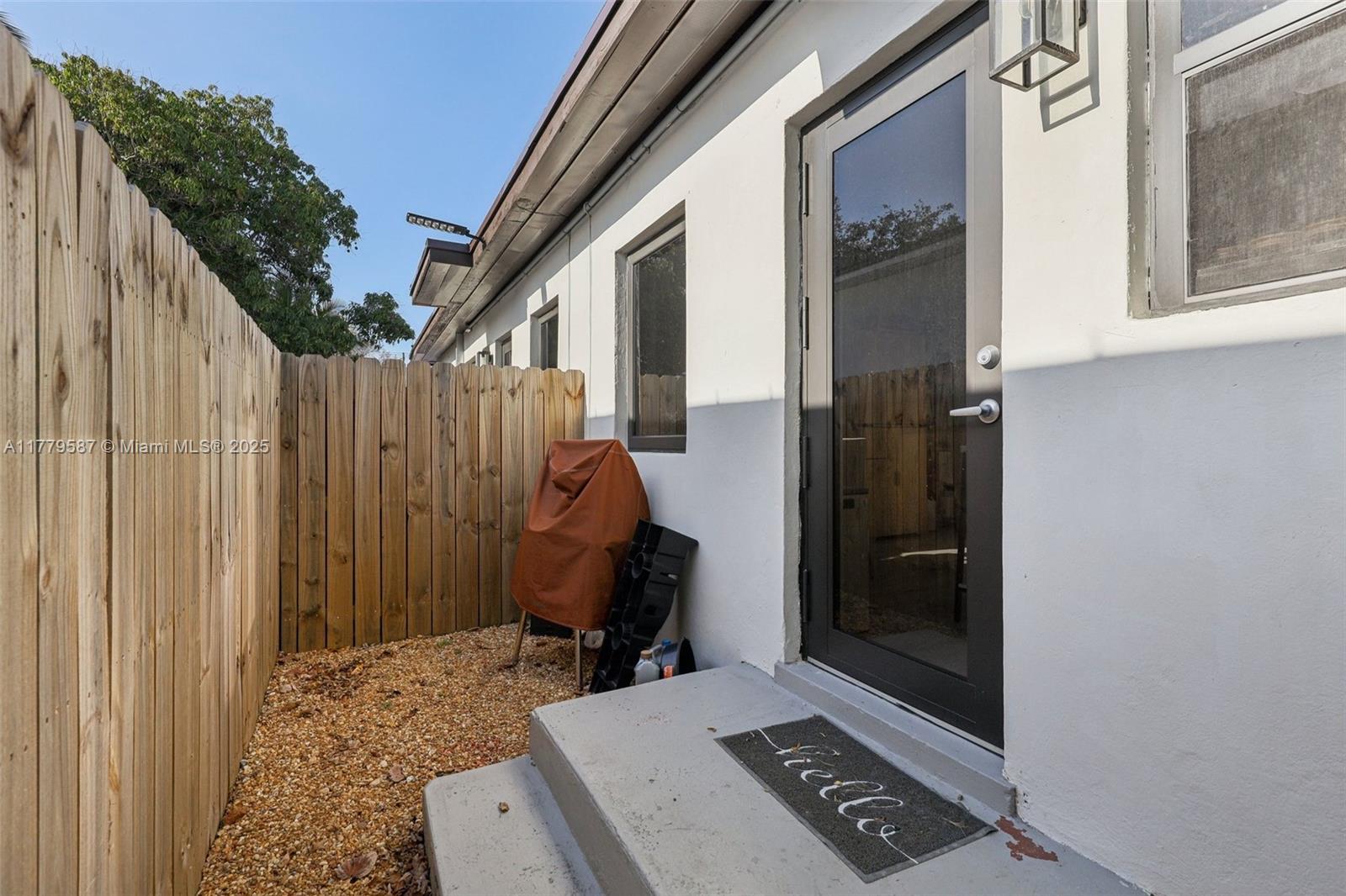 AMND MIAMI SUBURBAN ACRES - Residential Lease