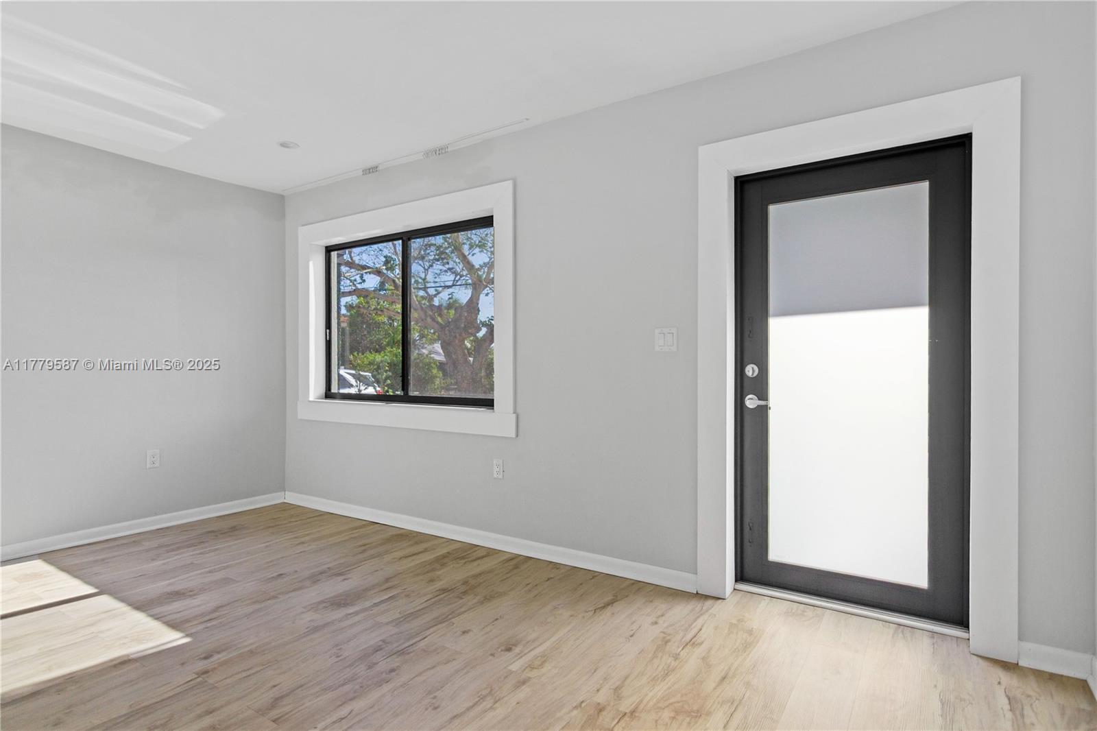 AMND MIAMI SUBURBAN ACRES - Residential Lease