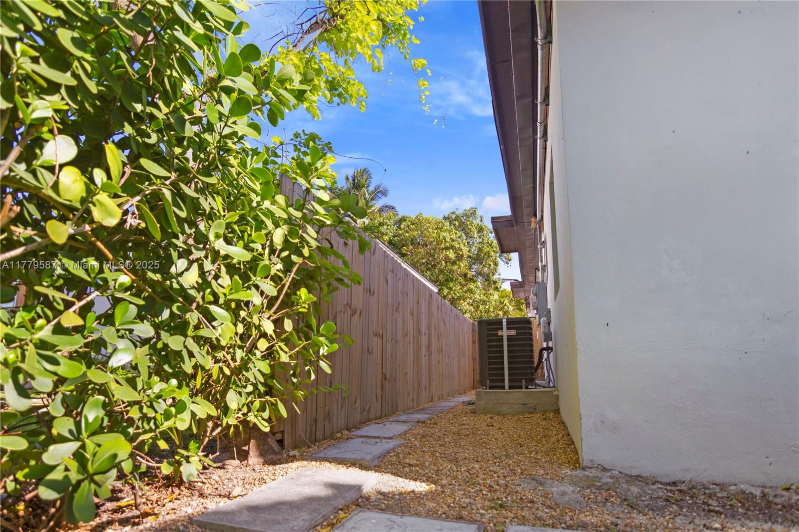 AMND MIAMI SUBURBAN ACRES - Residential Lease