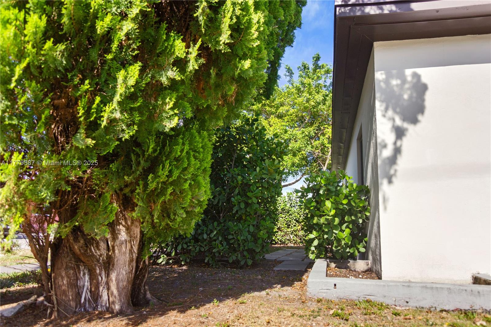 AMND MIAMI SUBURBAN ACRES - Residential Lease