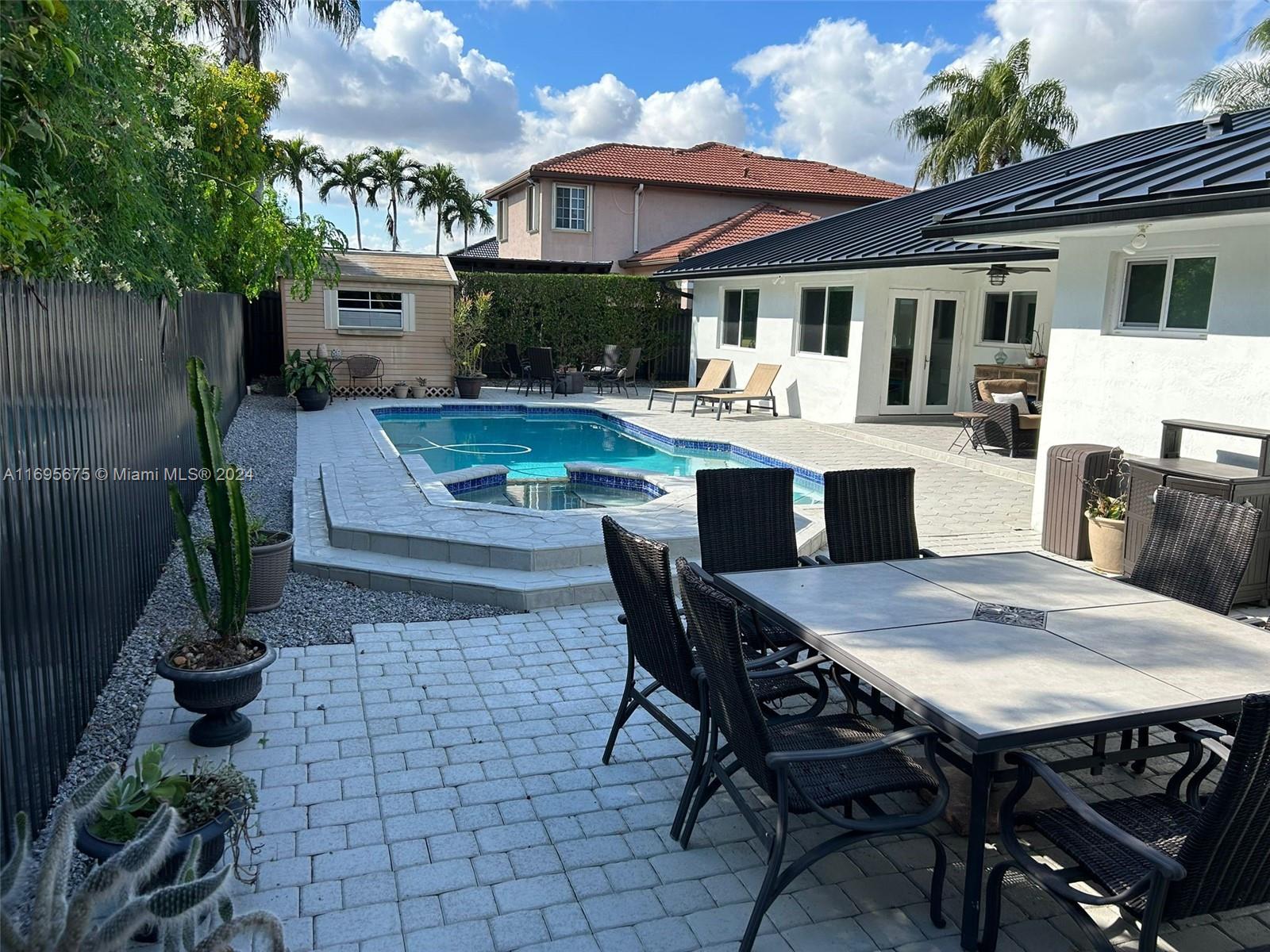 HAMMOCKS SHORES 3RD ADDN - Residential