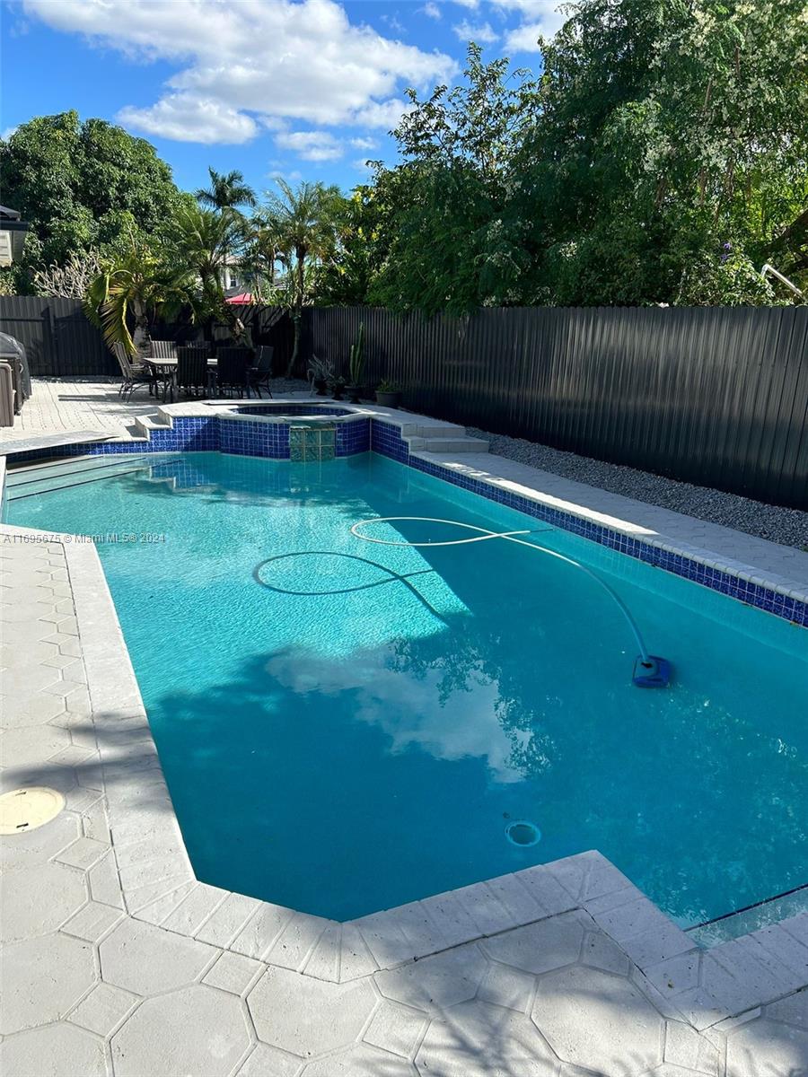 HAMMOCKS SHORES 3RD ADDN - Residential