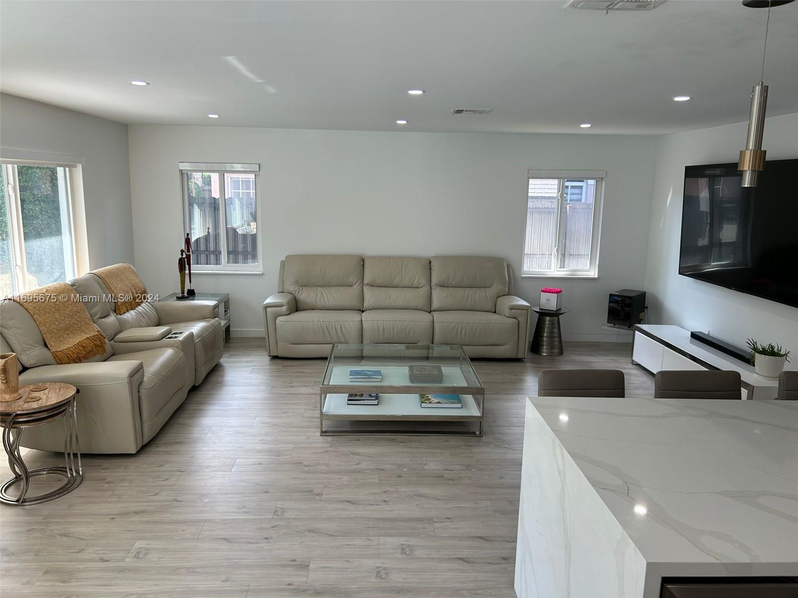 HAMMOCKS SHORES 3RD ADDN - Residential