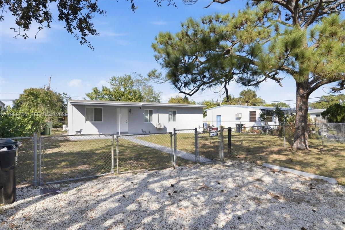 LAUDERDALE MANORS ADD - Residential