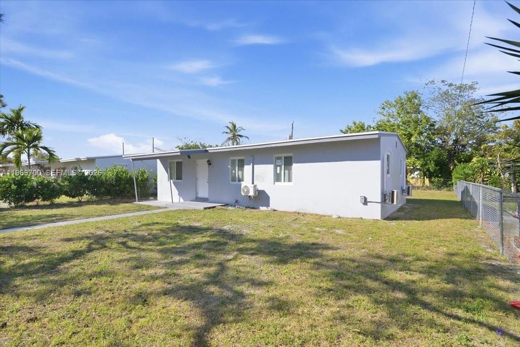 Photo of 931 Chateau Park Dr, Fort Lauderdale, FL 33311 (MLS # A11969700)