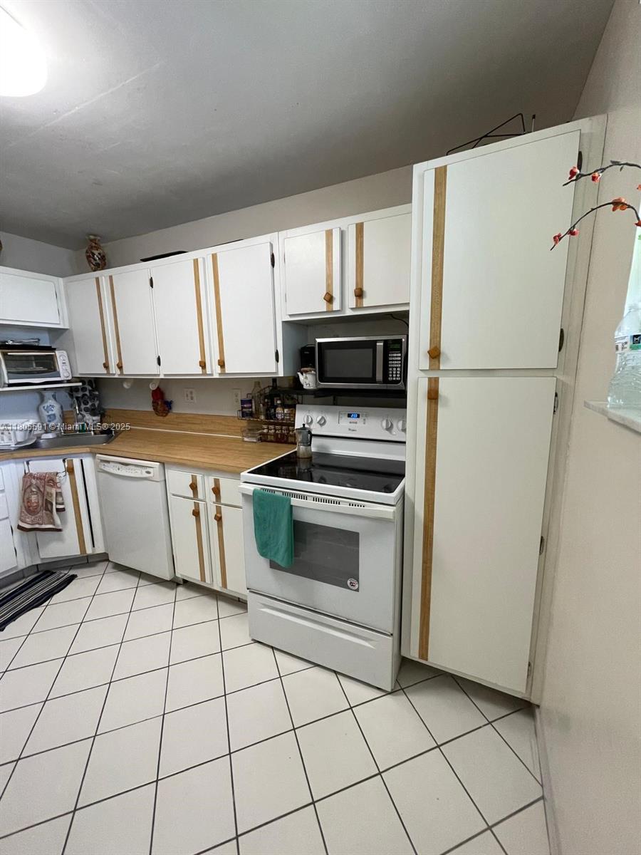 OMEGA CONDO NO 5 - Residential