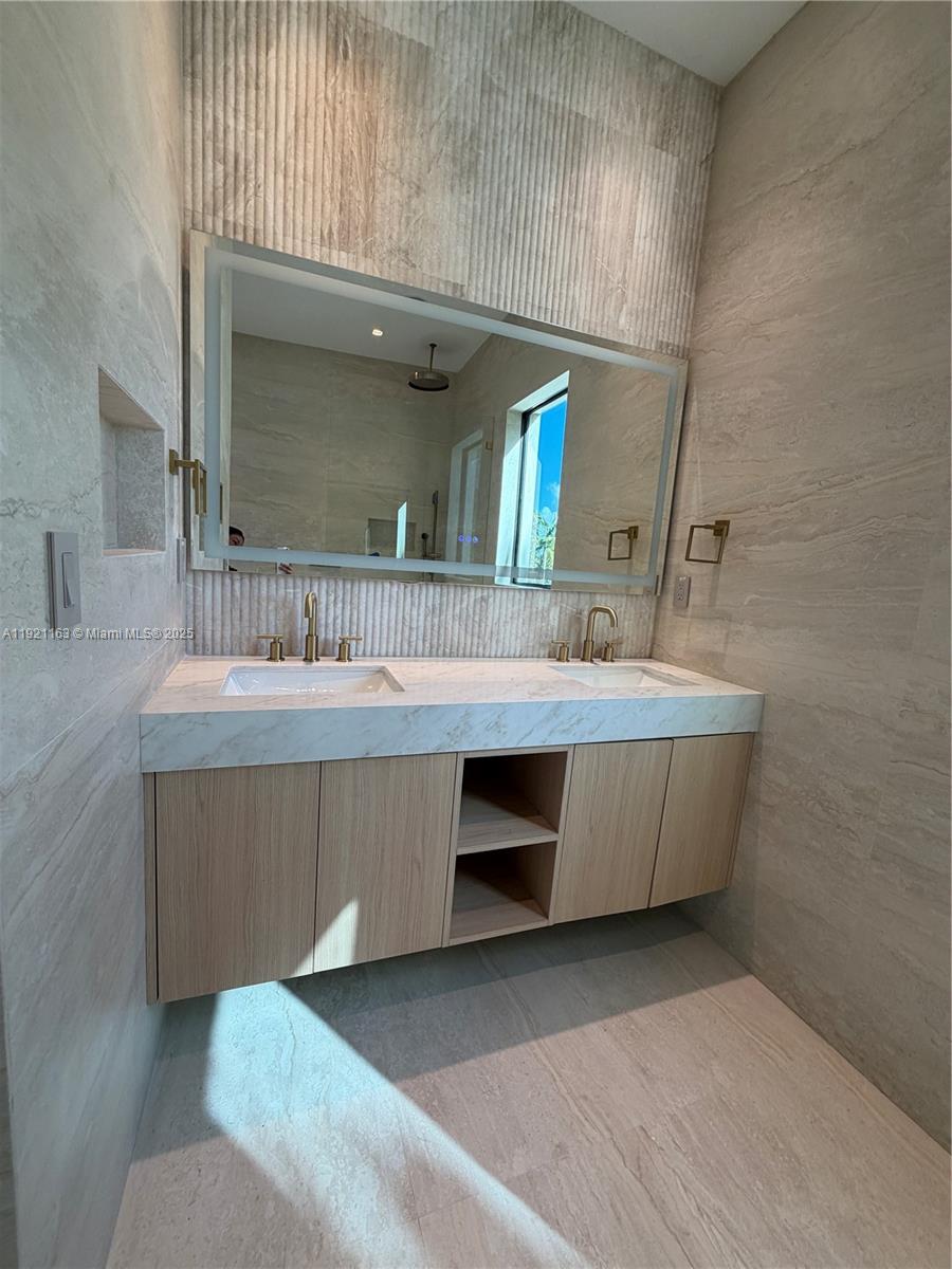 HOLLYWOOD LAKES SECTION 1 - Residential