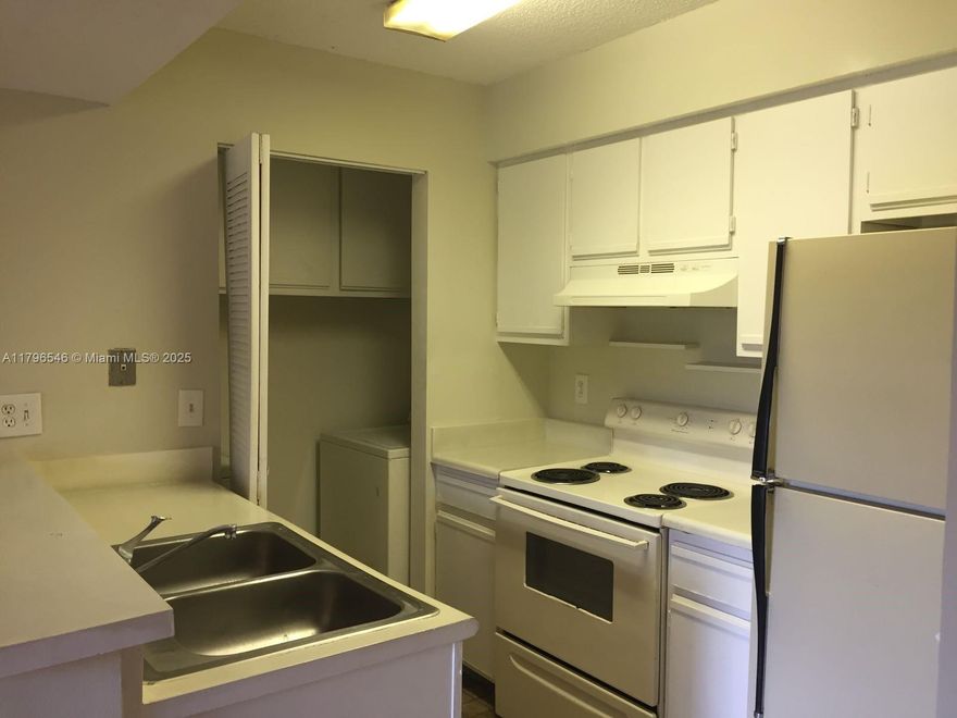 BEAUTIFUL UNIT IN A GREAT GATED COMMUNITY WITH WOOD FLOORS, FRESHLY PAINTED, AMENITIES INCLUDE POOL, GYM, CLUBHOUSE, TRAILS, LAKES AND MORE. GREAT LOCATION CLOSED TO MAJOR FREEWAYS.