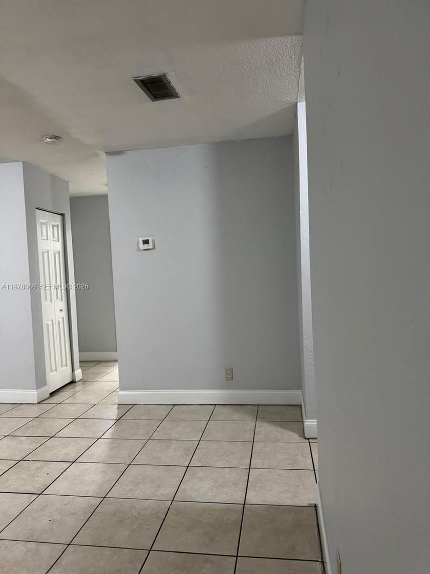 Great Location! close to malls. 95. turnpike and the beach!