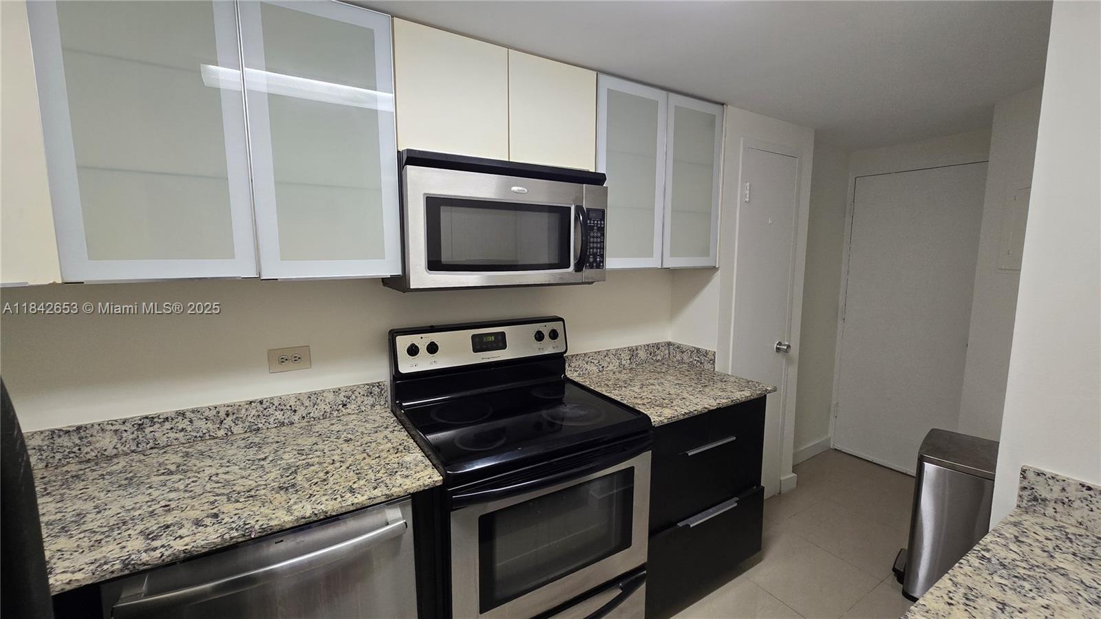 Live in one of Miami’s most vibrant neighborhoods! This stylish studio is located in a high-rise in Brickell, offering the perfect blend of comfort, convenience, and amenities. Steps to top restaurants, cafes, and shops. Amenities include fitness center, 2 pools, jacuzzi, 24/7 security, beauty salon, and more. Electricity and water are included.