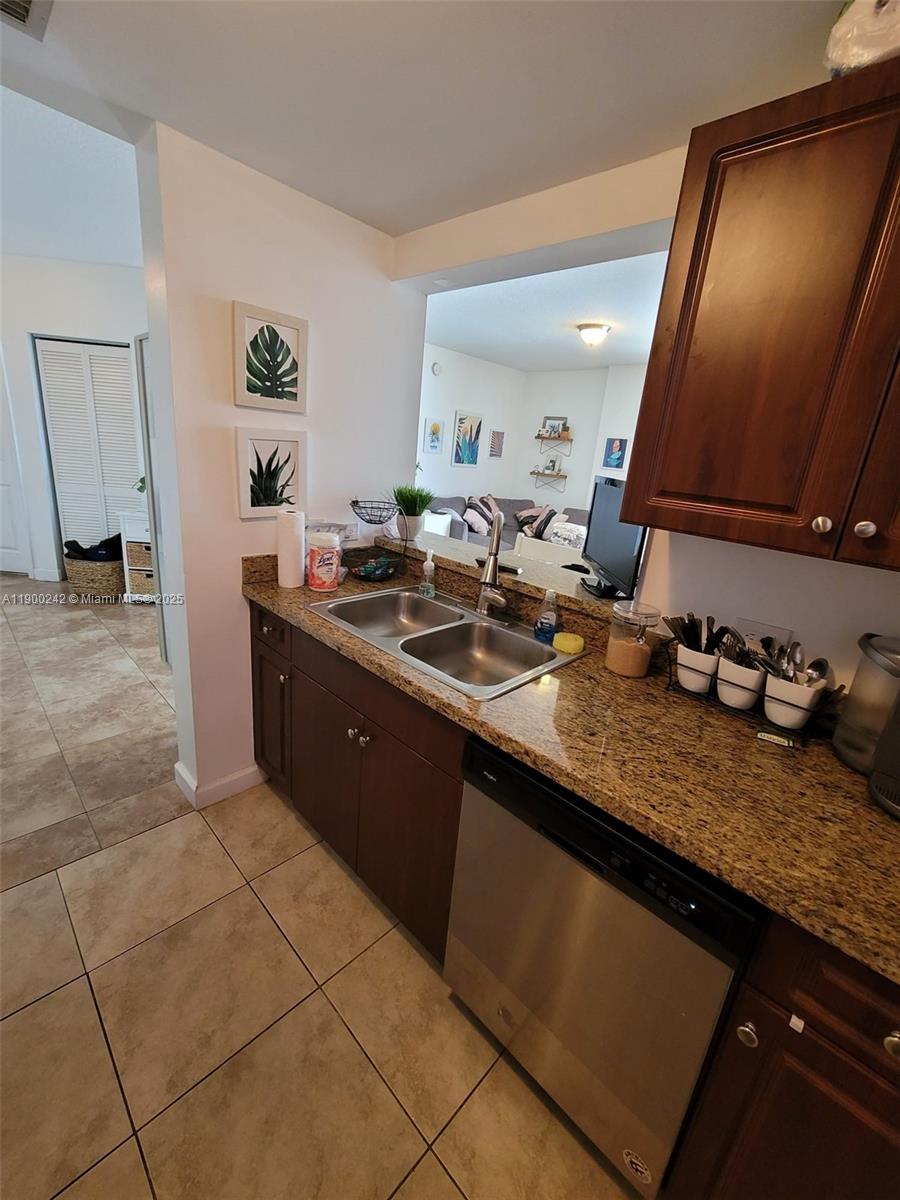 GATEWAY TO THE GROVE COND - Residential Lease