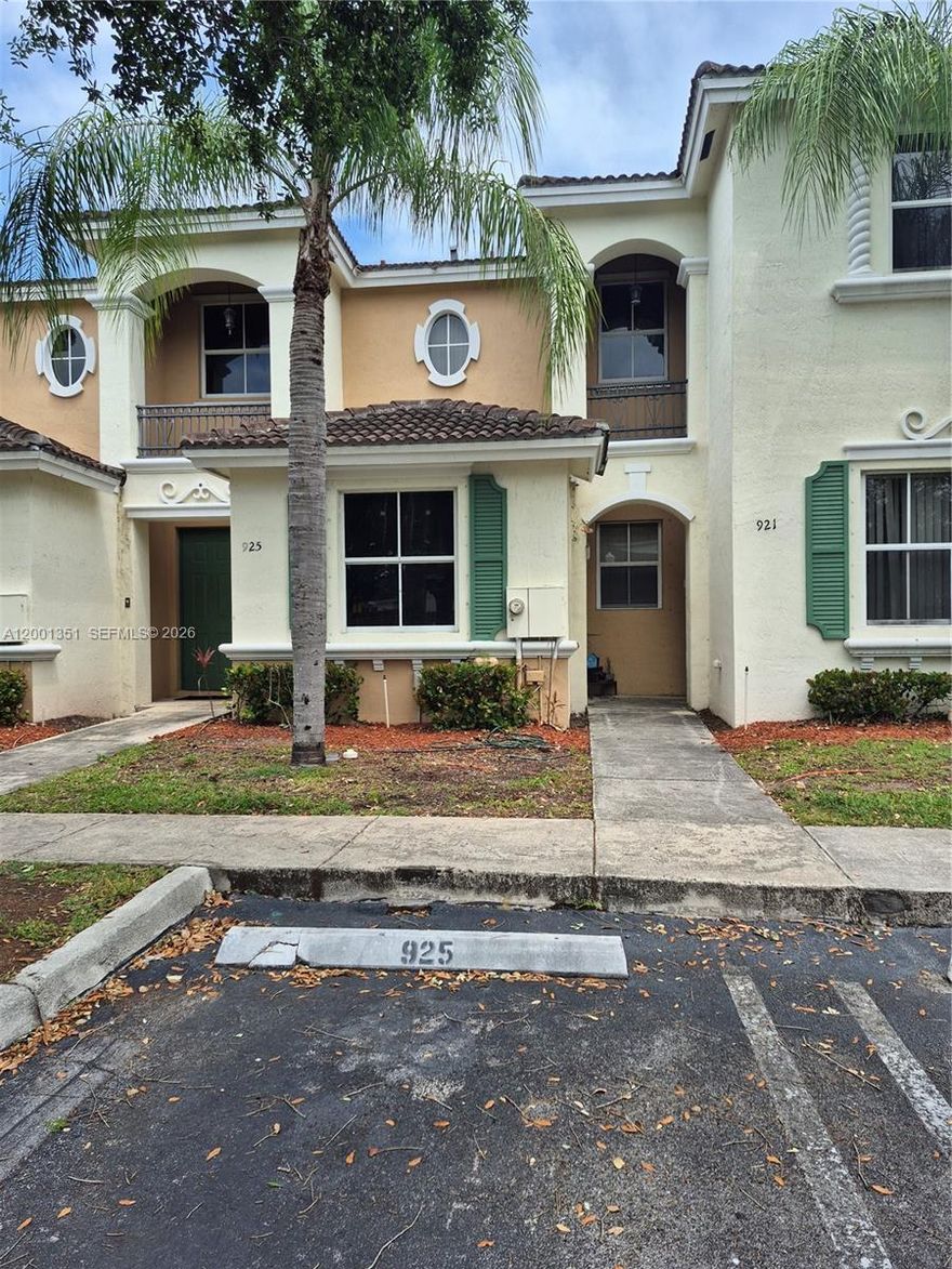 Priced to Sell, 2 story, 3 bedrooms up stairs with 2 full baths, 1/2 bath down stairs, living area, dining area and nice open kitchen, low HOA fees.  Great price for 1st time Home Buyers.