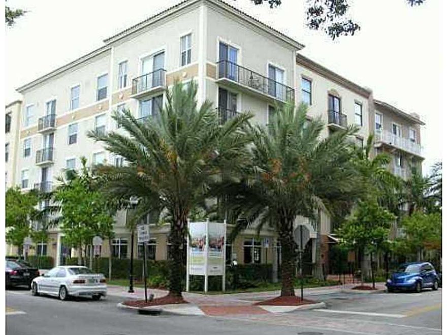 GREAT PENTHOUSE RESIDENCE TOTALLY RENOVATED WITH LAMINATED WOOD FLOORING, FRESHLY PAINTED, SCREEN AND BLACKOUTS SHADES.