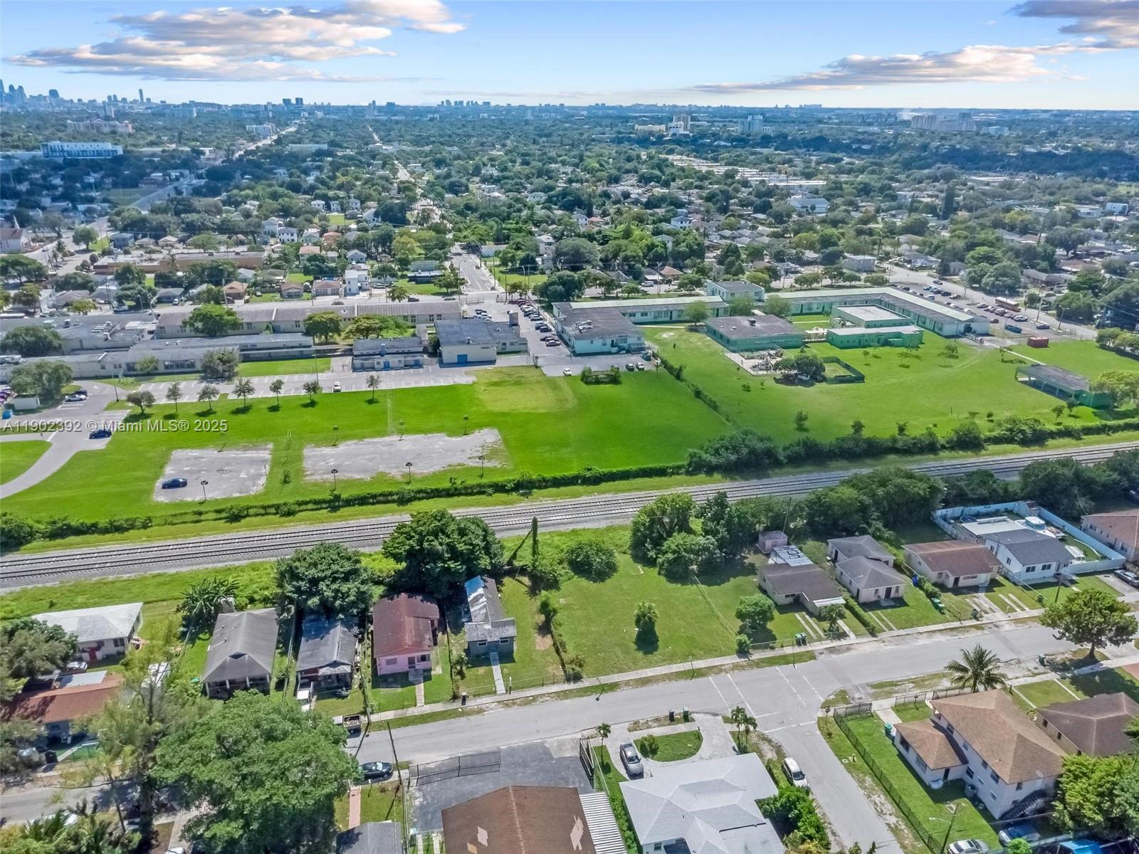 COMM LIBERTY CITY - Land