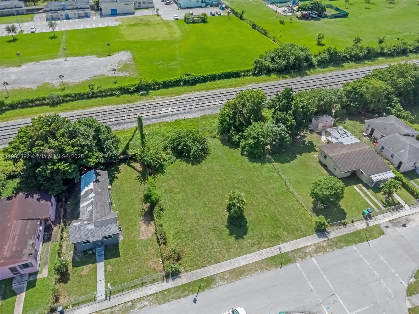 COMM LIBERTY CITY - Land