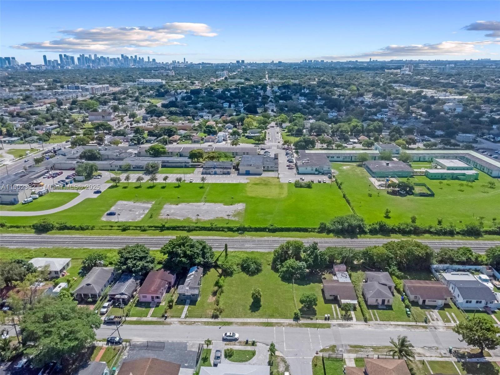COMM LIBERTY CITY - Land