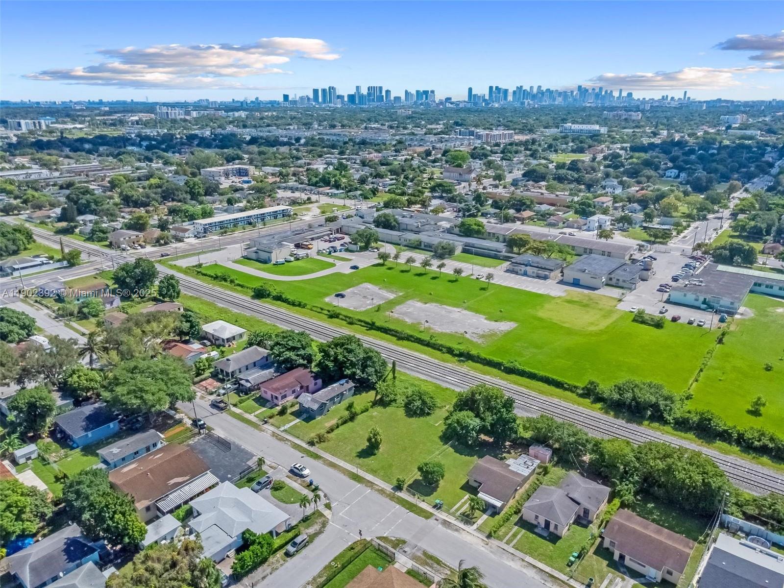 COMM LIBERTY CITY - Land
