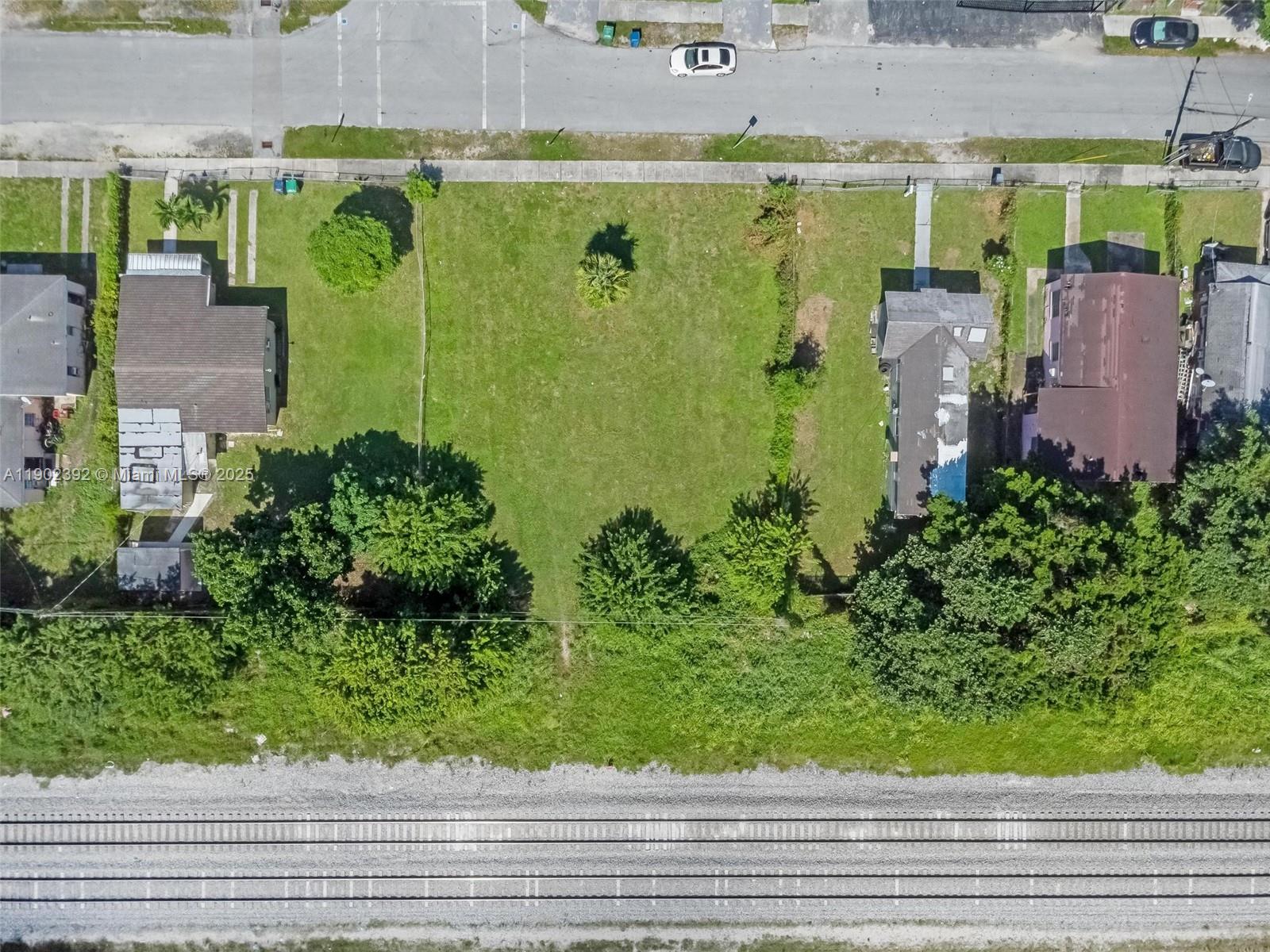COMM LIBERTY CITY - Land