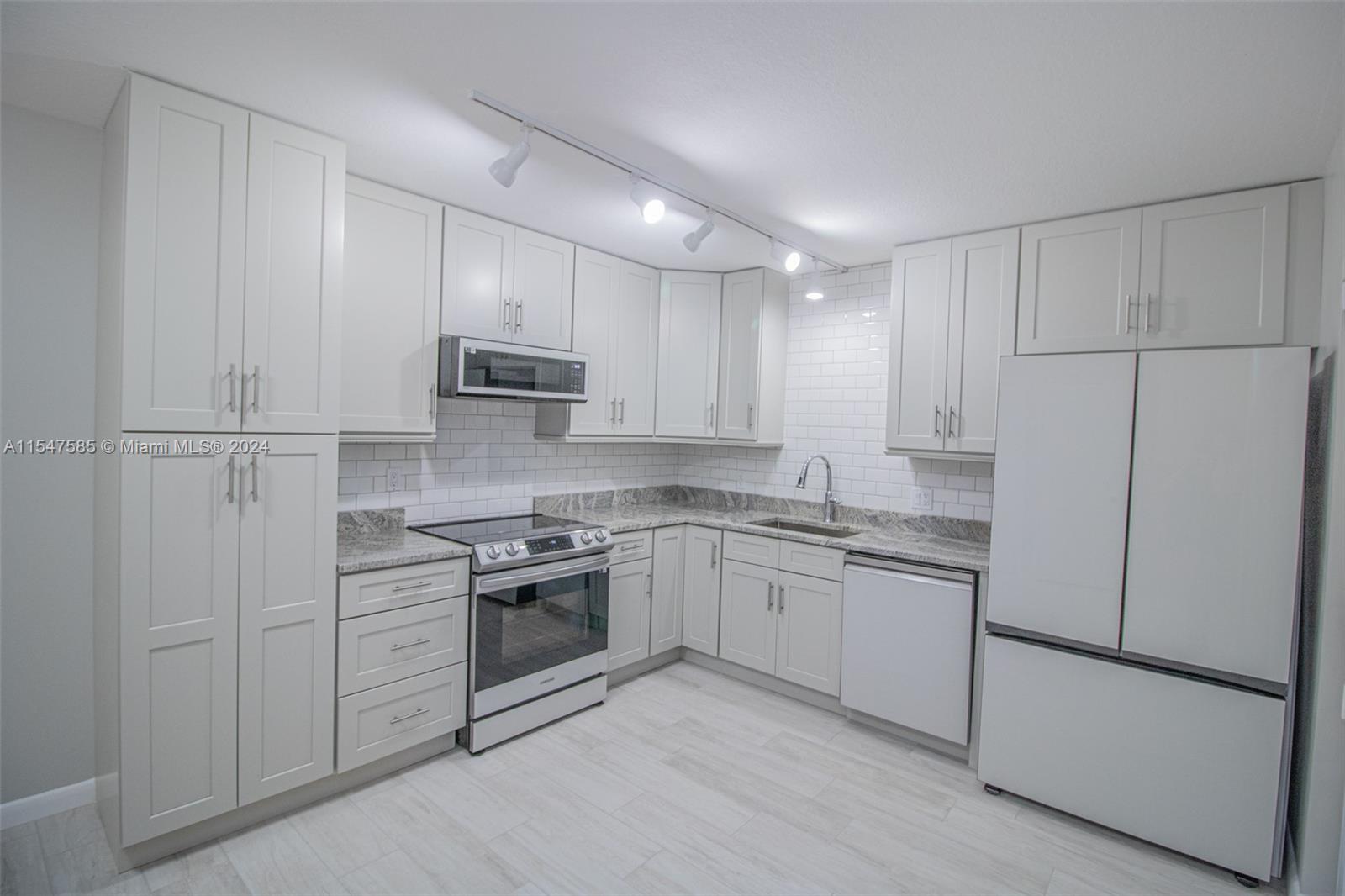 GLENWOOD TWNHS - Residential Lease