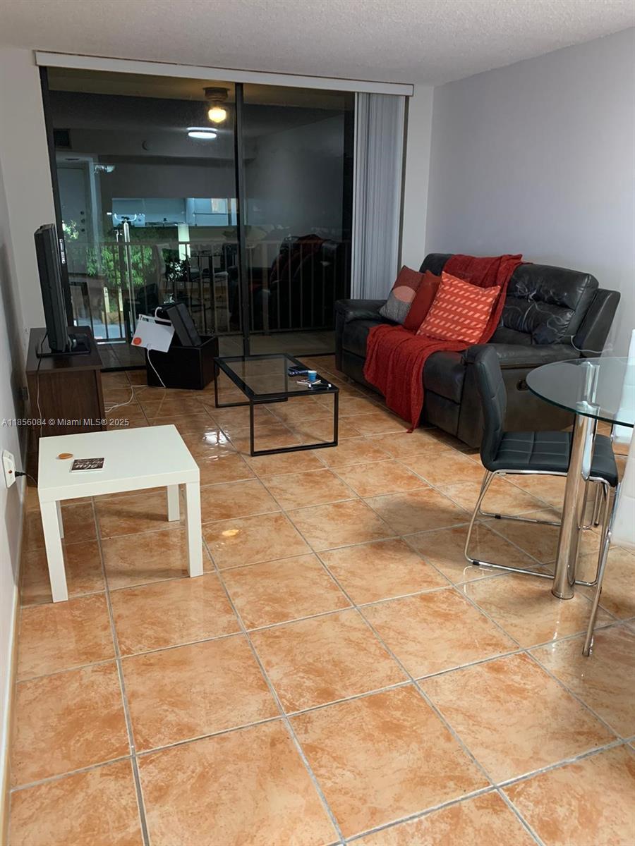Spacious apartment with open layout, ample closet space, and beautiful pool views. Enjoy a well-equipped kitchen, relaxing community pool, and prime location near top restaurants and shopping centers. Perfect blend of comfort, convenience, in the heart of Kendall