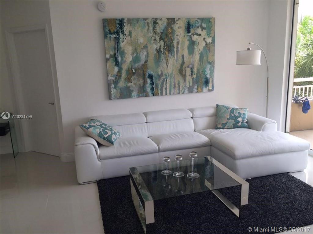Beautiful unit at Turnberry on the Green in front of the Aventura Mall. Best location close to reastaruants, shopping center, schools and beaches. Furnished and remodeled.