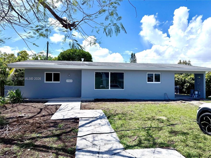 Completely remodeled house with 3 bedrooms and 2 bathrooms in the main house and a room with a bathroom that can be used as an entrance hall. It has all new PVC plumbing, impact-resistant doors and windows, floors, bathrooms, and kitchen. You should see this property.