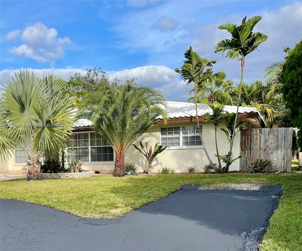 Photo of 5706 NE 17th Ter #S, Fort Lauderdale, FL 33334 (MLS # A11911398)