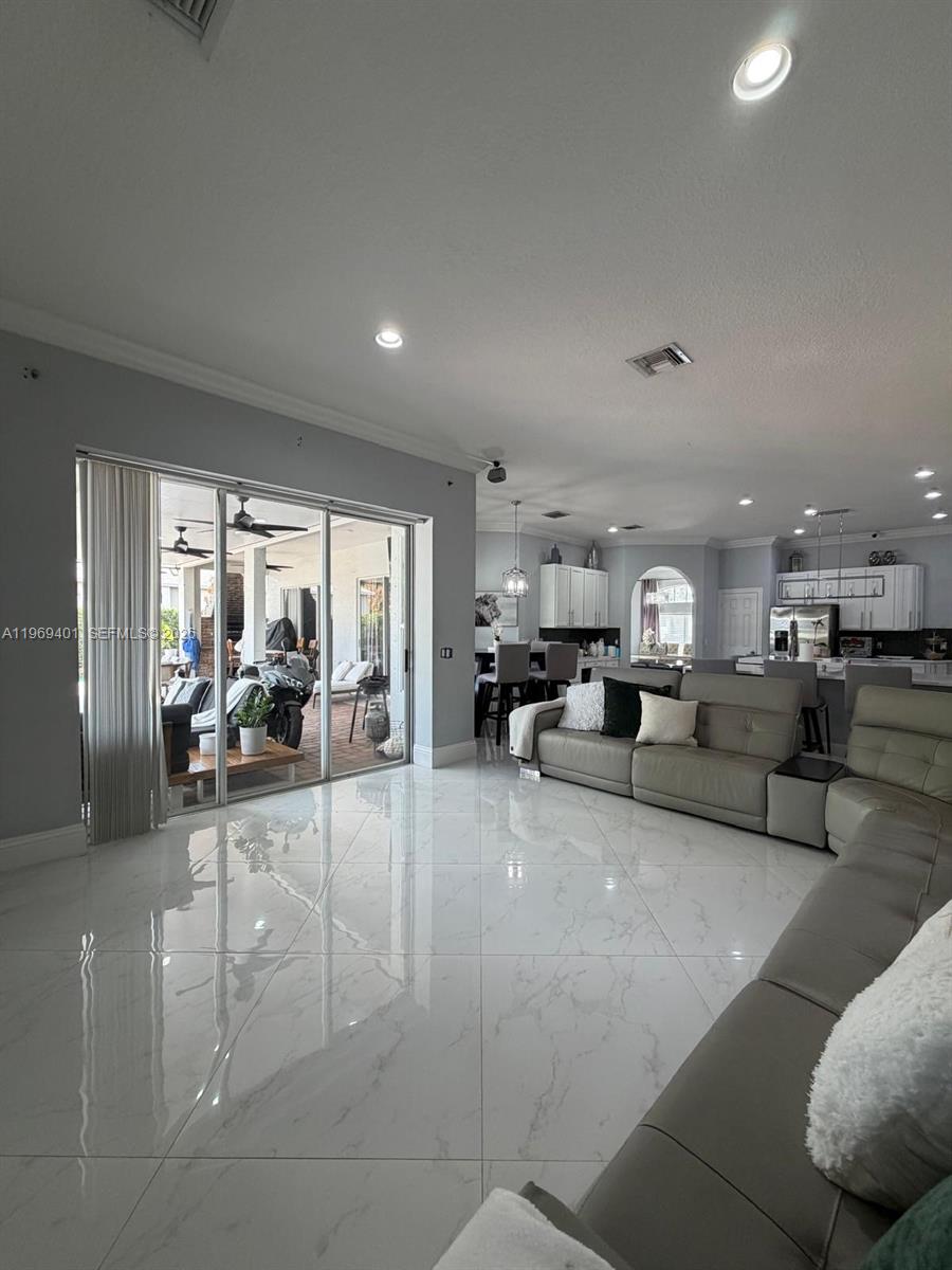 PALM LAKES GARDENS - Residential