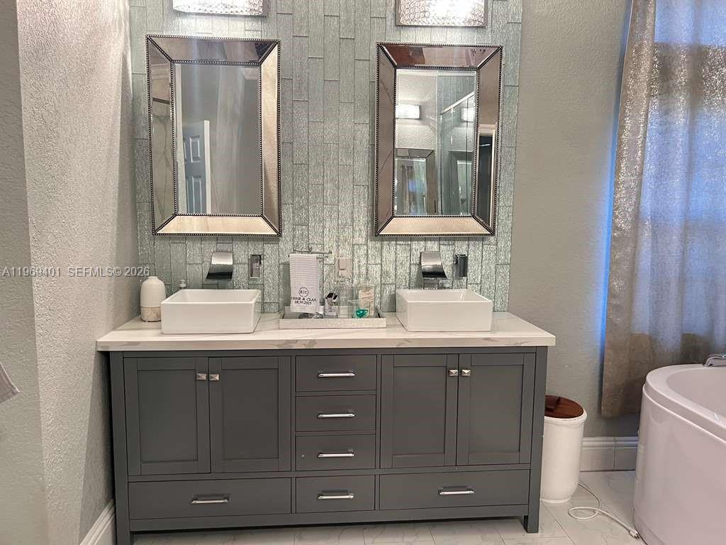 PALM LAKES GARDENS - Residential