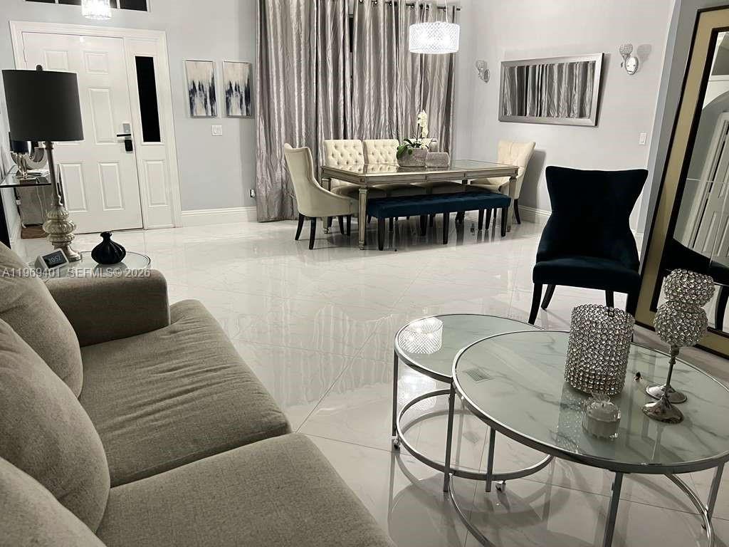 PALM LAKES GARDENS - Residential