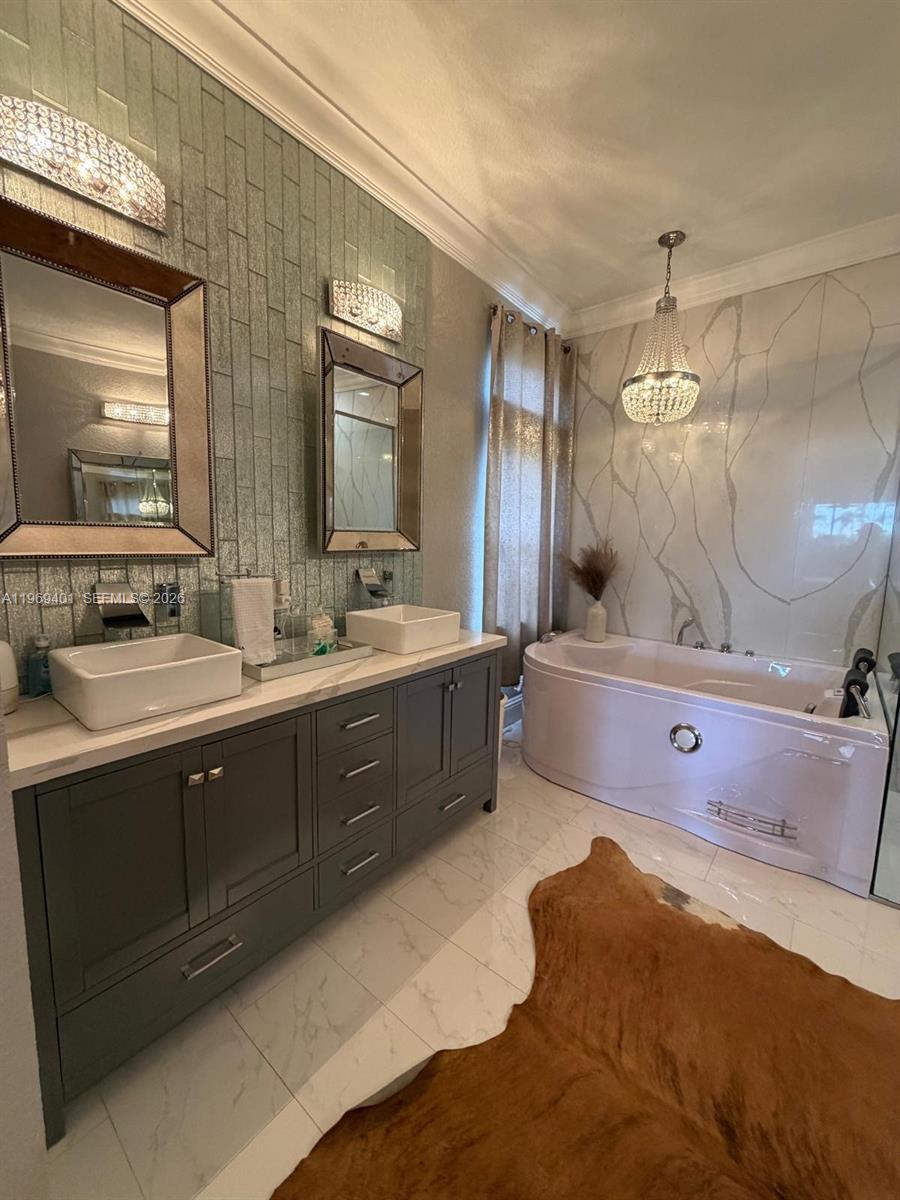 PALM LAKES GARDENS - Residential