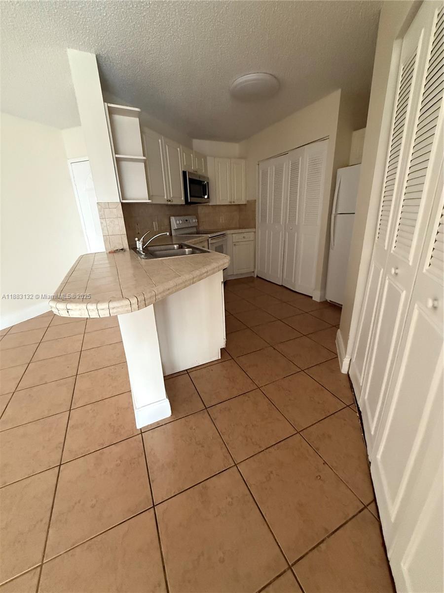 MEDITERRANEAN VILLAS COND - Residential Lease