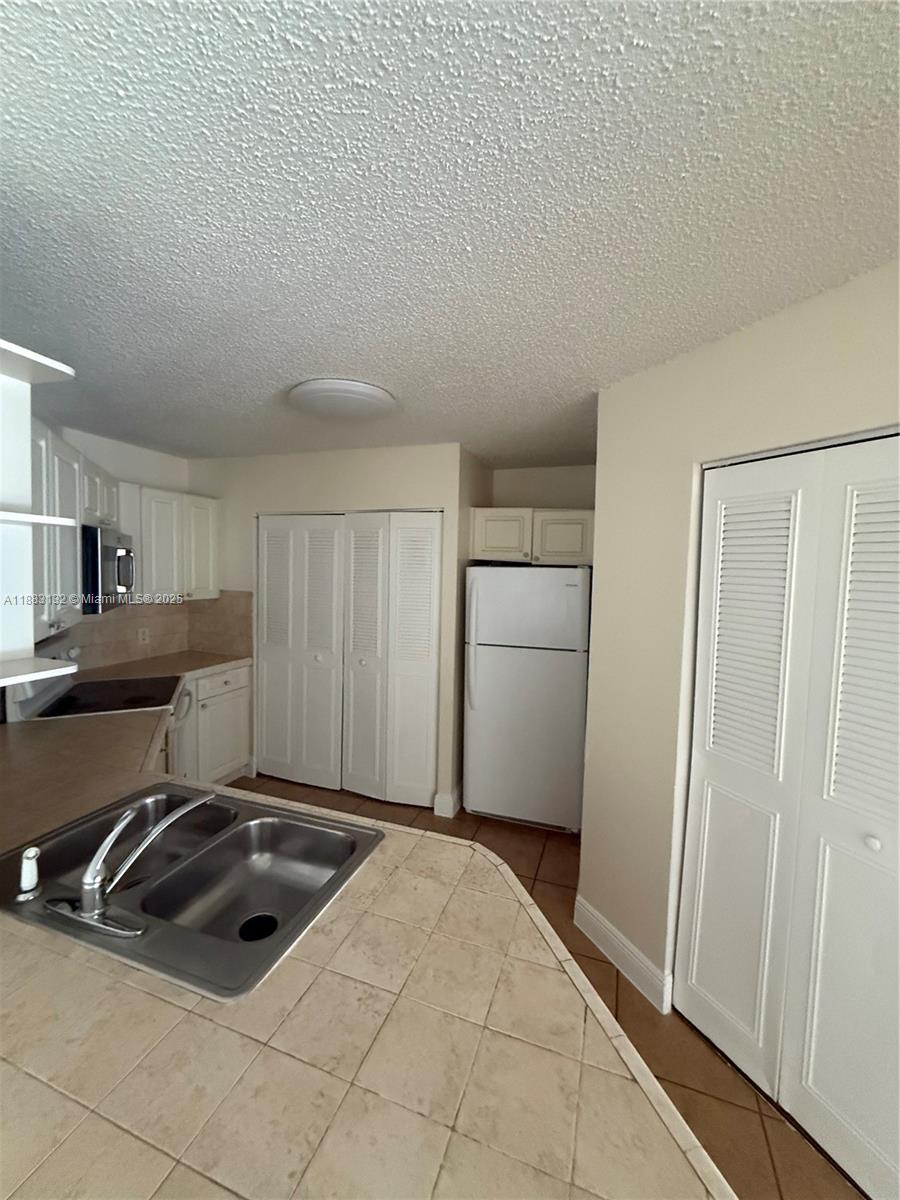 MEDITERRANEAN VILLAS COND - Residential Lease