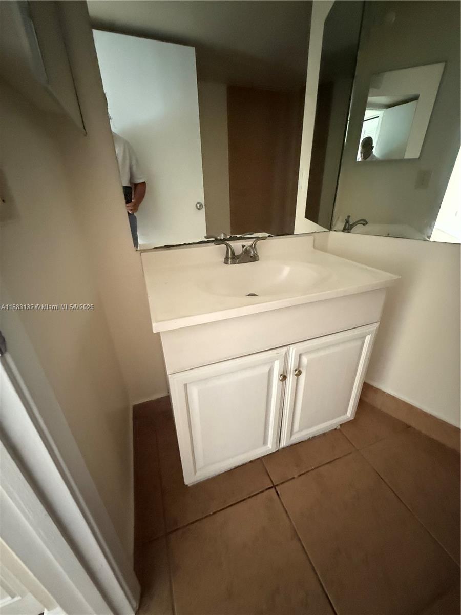 MEDITERRANEAN VILLAS COND - Residential Lease