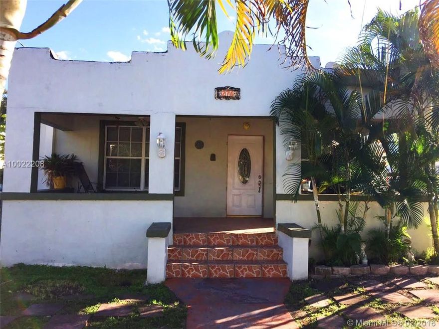 LOCATION! LOCATION! IN THE TRENDY WYNWOOD, CLOSE TO THE SHOPS AT MIDTOWN AND 5 MINUTES DRIVING TO THE DESIGN DISTRICT: 2/1 & 2/1 DUPLEX.