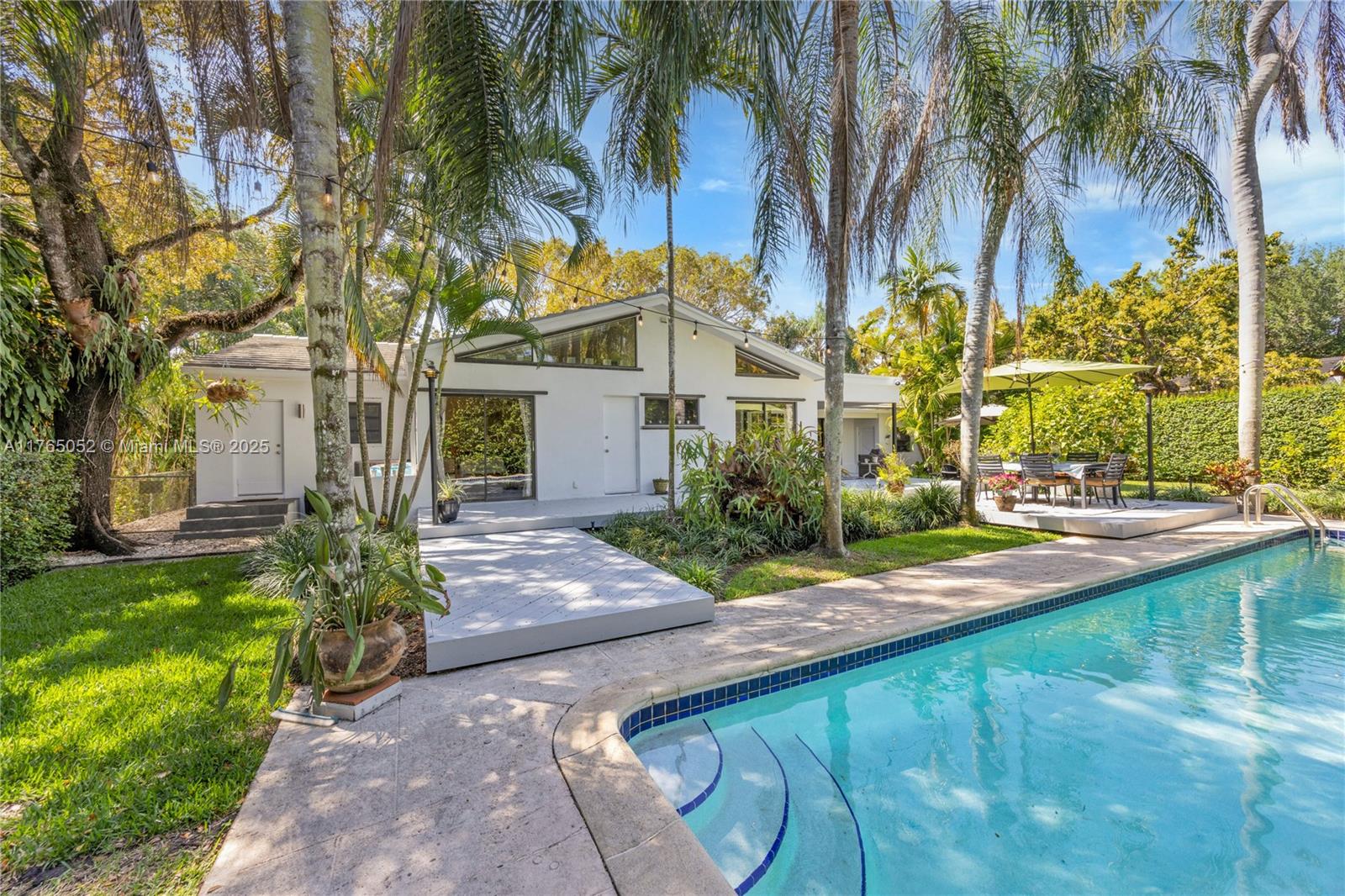1207 Aduana Ave