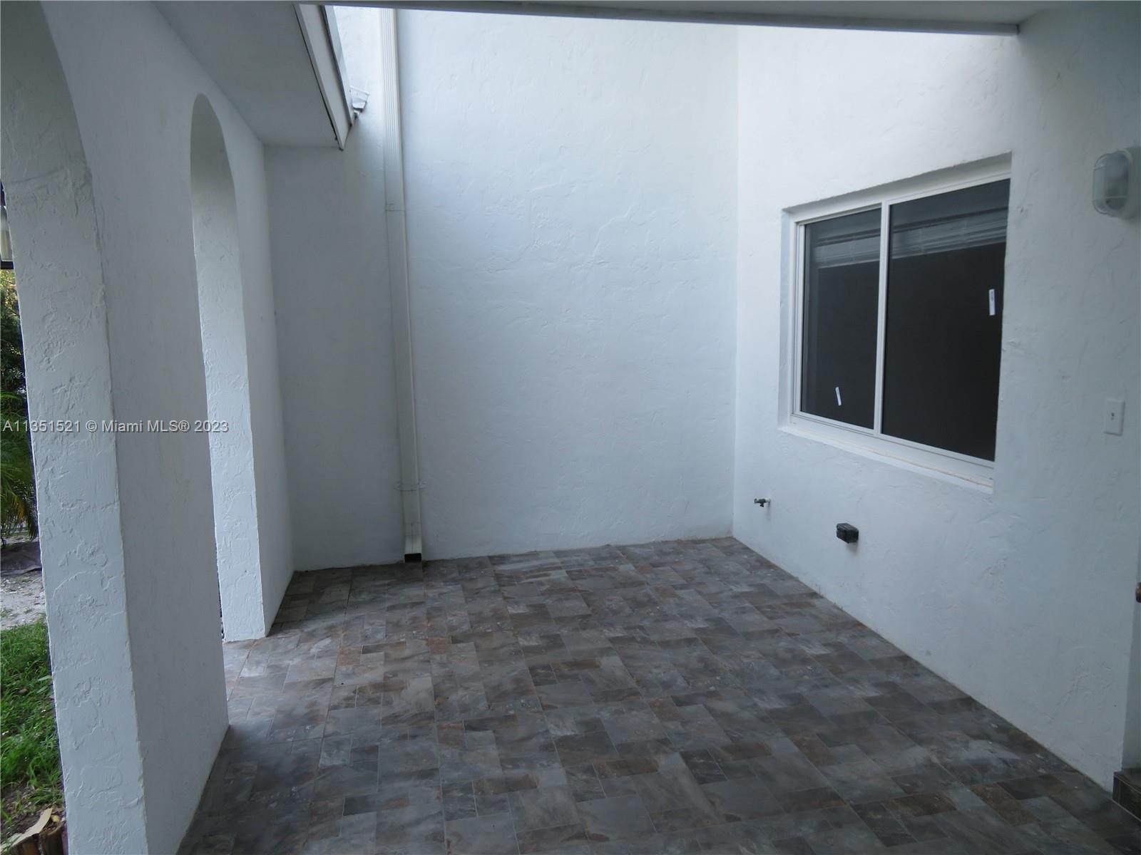 TOWNHOUSES BY AL BESADE J - Residential