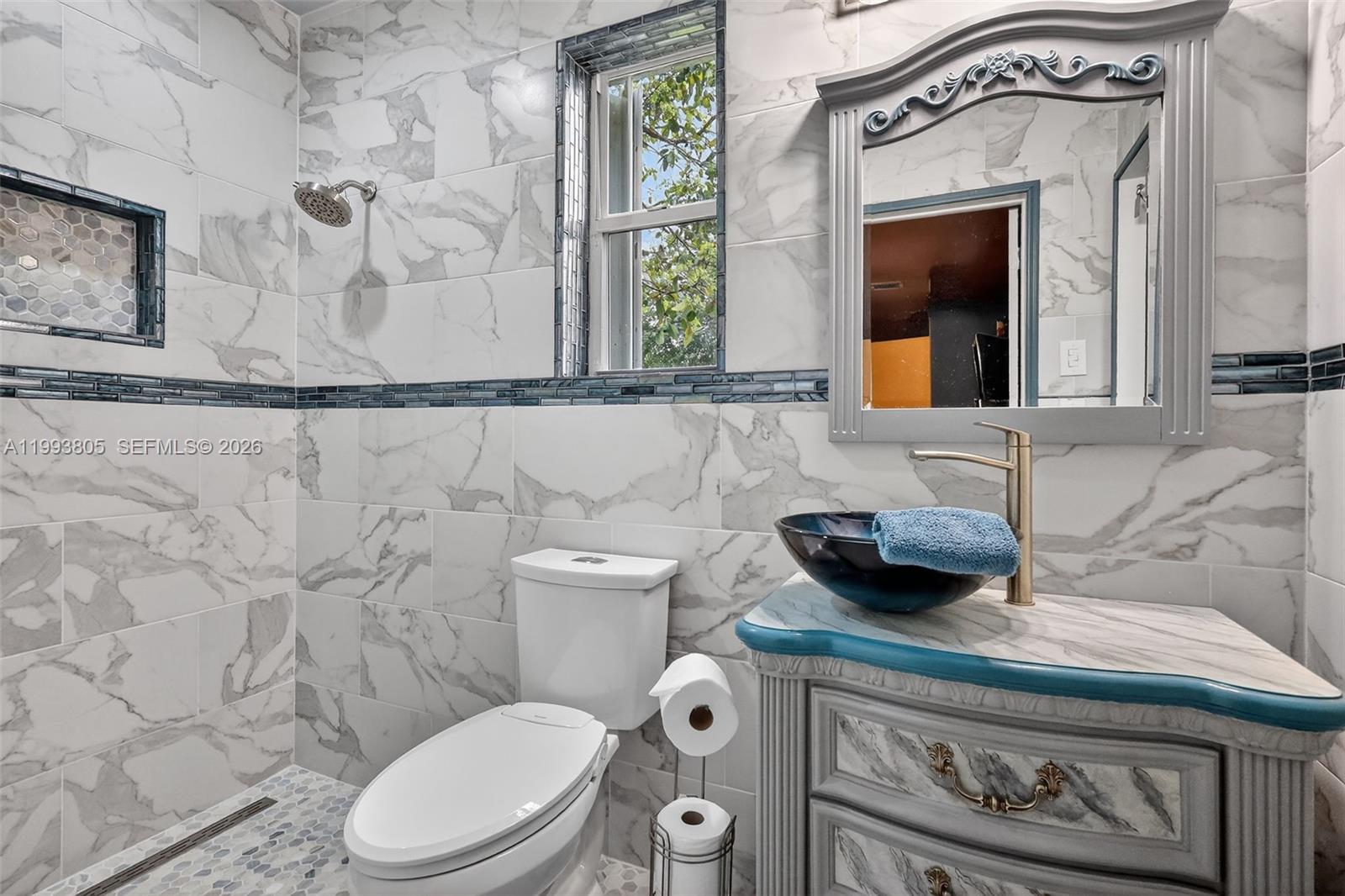 HOLLYWOOD HILLS - Residential