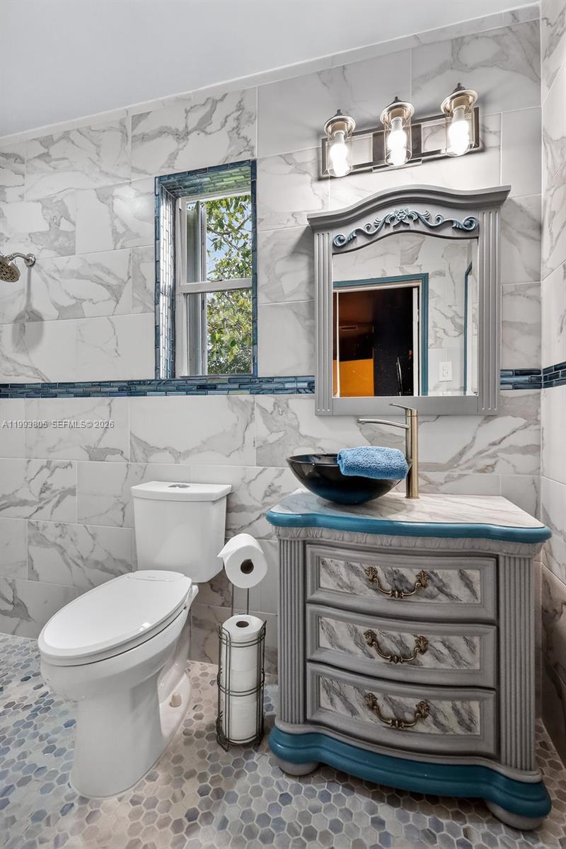 HOLLYWOOD HILLS - Residential