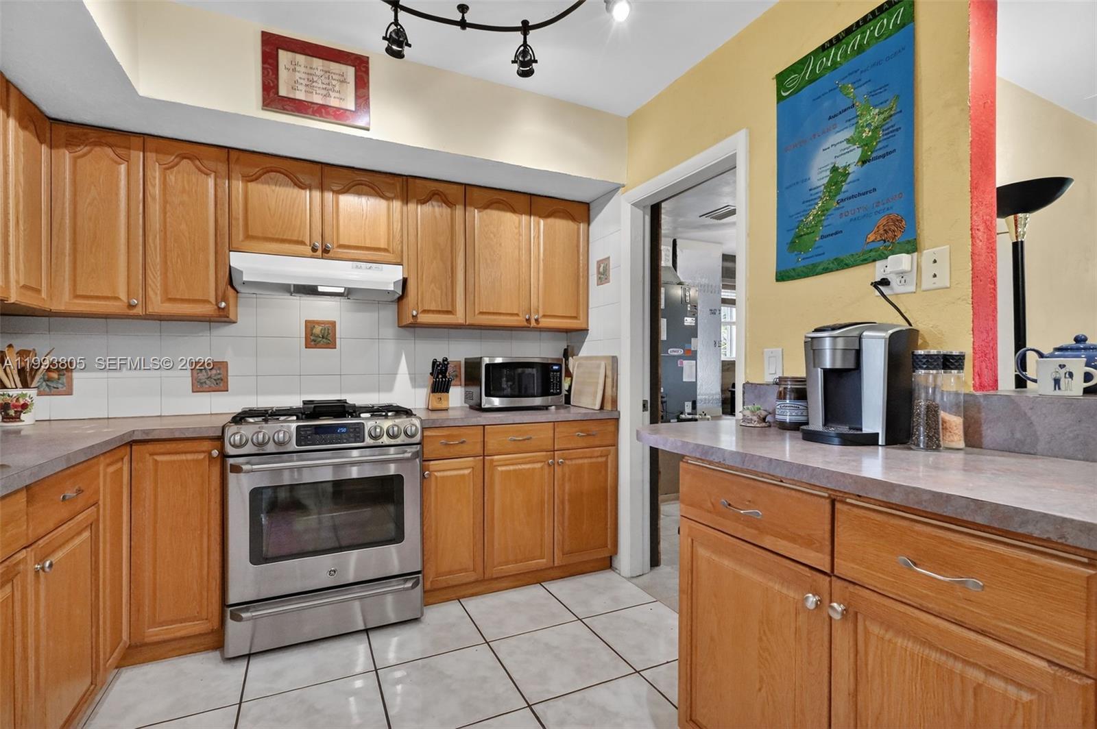 HOLLYWOOD HILLS - Residential