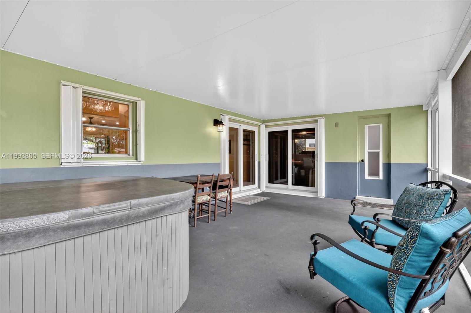 HOLLYWOOD HILLS - Residential