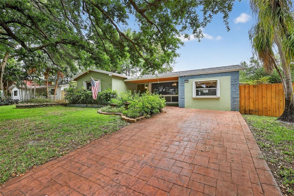 Photo of 2006 N 38th Ave, Hollywood, FL 33021 (MLS # A11993805)