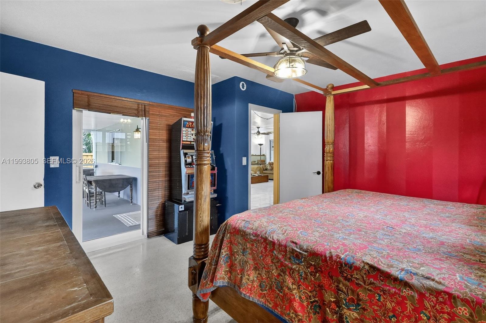 HOLLYWOOD HILLS - Residential