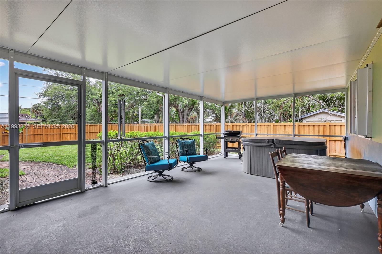 HOLLYWOOD HILLS - Residential