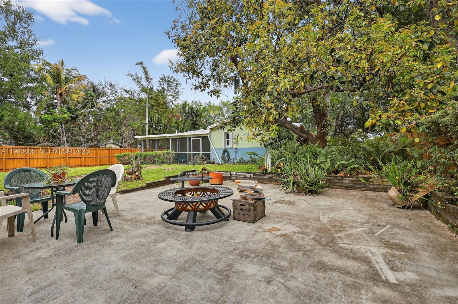 HOLLYWOOD HILLS - Residential