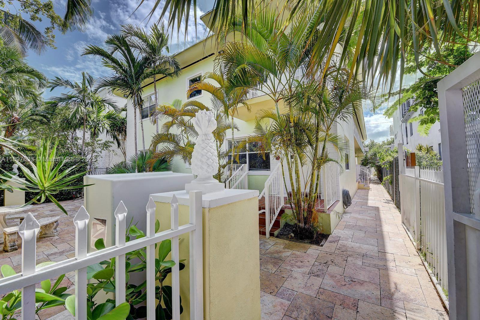 THE PINEAPPLE CONDO - Residential