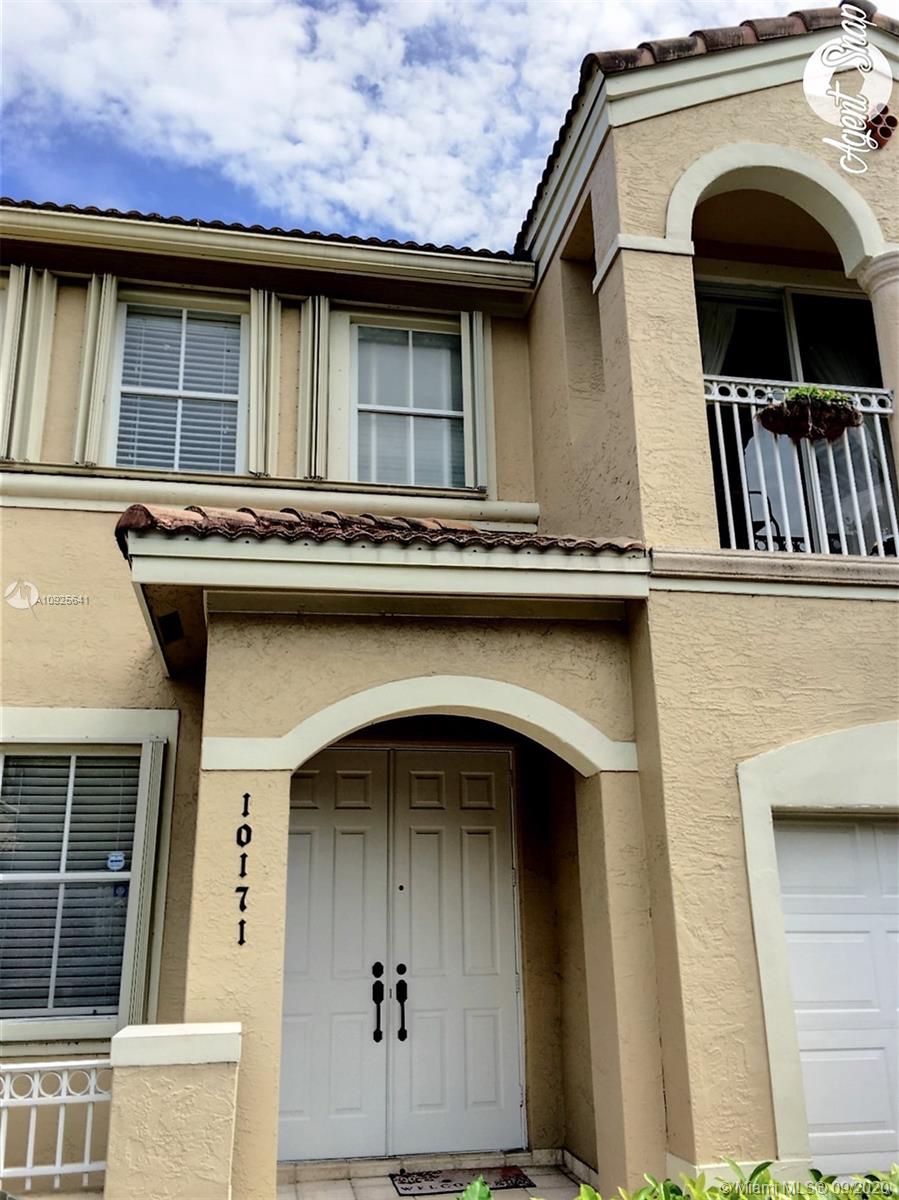 Townhouse in Gated community with easy access to highways, shopping & schools. 2nd floor and stairs is carpeted with spacious bedrooms and plenty of sunlight. Townhouse features an outdoor patio perfect for entertaining.
